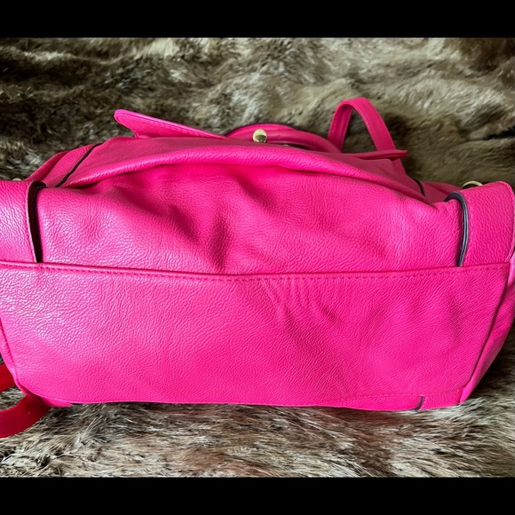 Cute pink bag is the perfect pop of color and it’s ready for you! - Picture 7 of 7